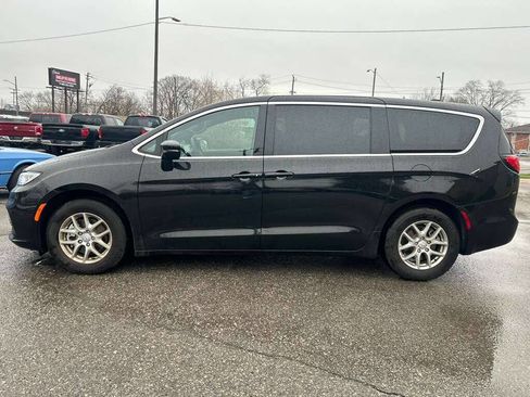 Used 2026 Chrysler Pacifica Select image 8
