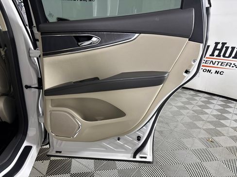 Used 2016 Lincoln MKX Reserve w/ Technology Package FWD image 27