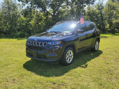 Used 2025 Jeep Compass Latitude w/ Convenience Group AWD/4WD image 1