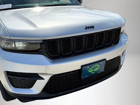 Used 2025 Jeep Grand Cherokee Altitude AWD/4WD image 33