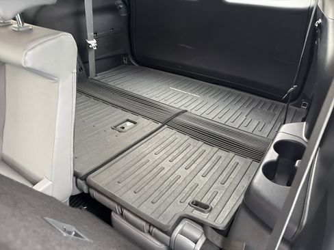 Used 2021 Toyota Highlander XLE AWD/4WD image 59