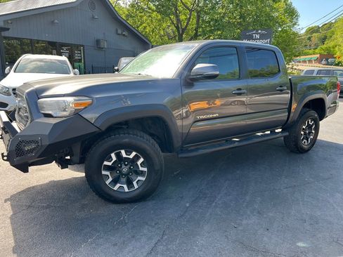 Used 2017 Toyota Tacoma TRD Off-Road image 12