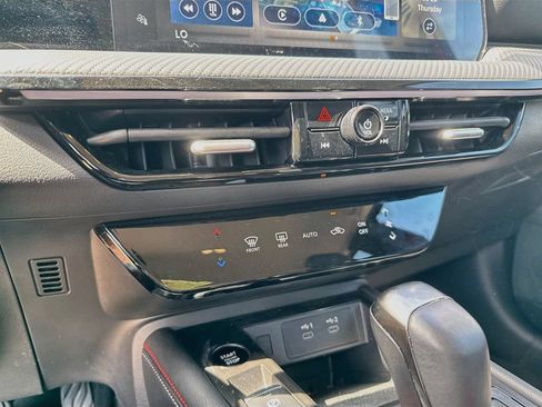 Used 2025 Nissan Kicks SR FWD image 17