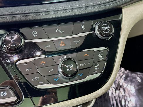 Used 2020 Chrysler Pacifica Limited FWD image 17