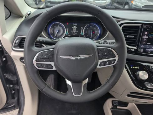 Used 2023 Chrysler Pacifica Touring-L FWD image 12