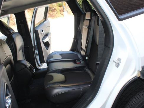 Used 2018 Jeep Cherokee Trailhawk AWD/4WD image 9