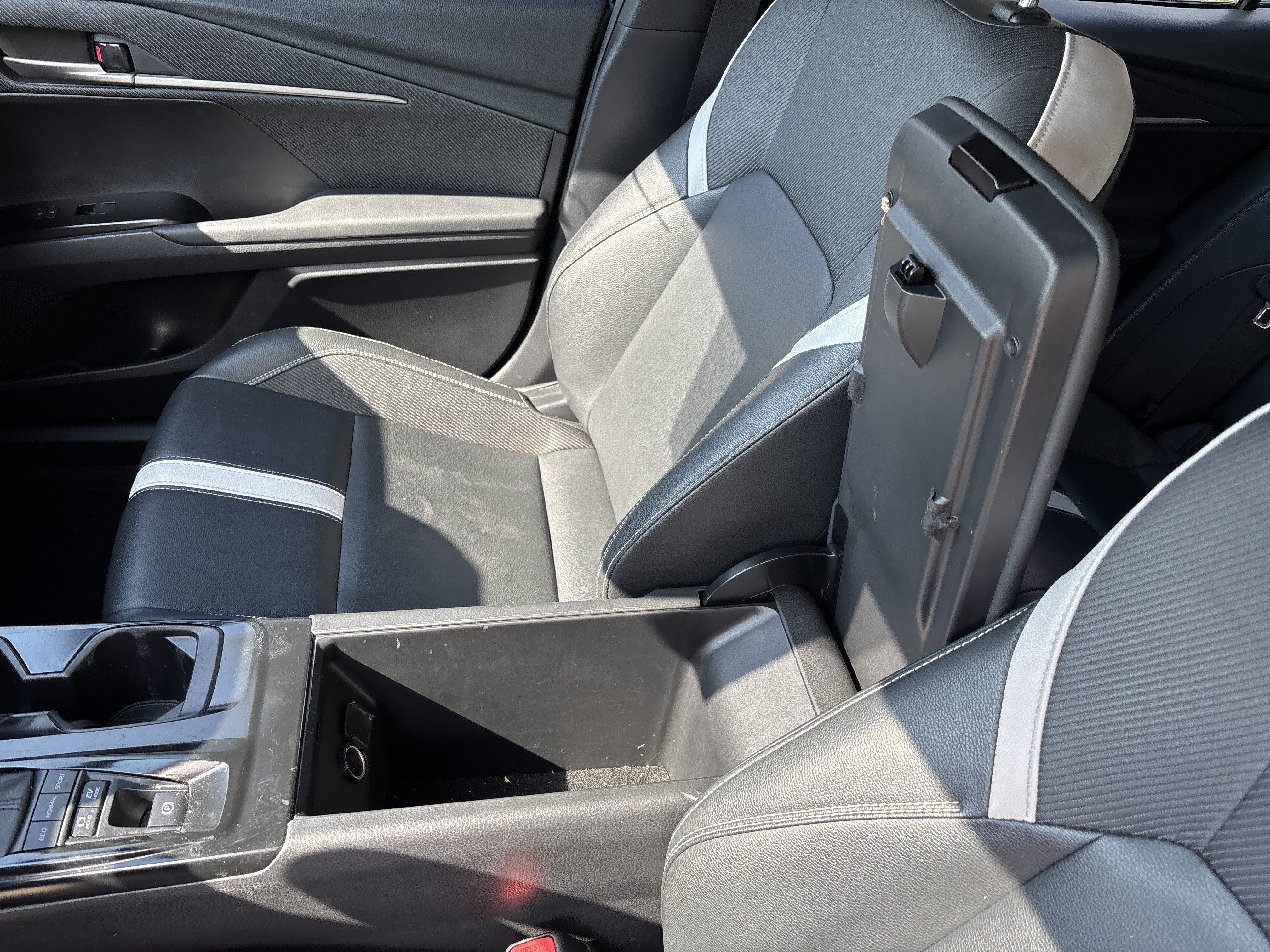 Used 2025 Toyota Camry SE FWD image 23