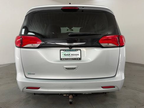 Used 2022 Chrysler Voyager LX FWD image 8