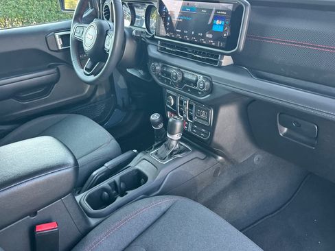 Used 2024 Jeep Wrangler Unlimited Rubicon AWD/4WD image 18