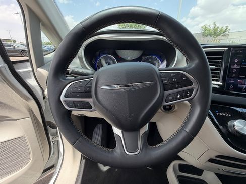 Used 2022 Chrysler Pacifica Touring-L FWD image 23
