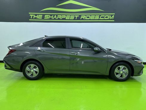 Used 2025 Hyundai Elantra SE FWD image 11