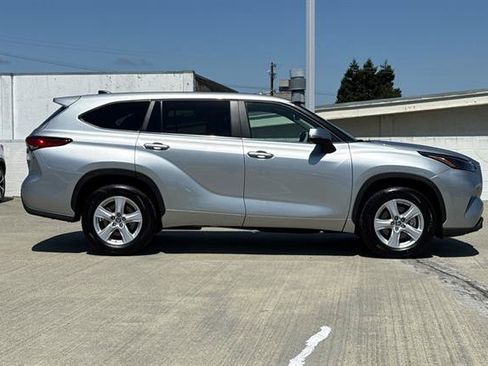 Used 2023 Toyota Highlander LE FWD image 2
