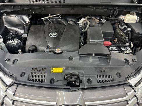 Used 2019 Toyota Highlander XLE AWD/4WD image 29
