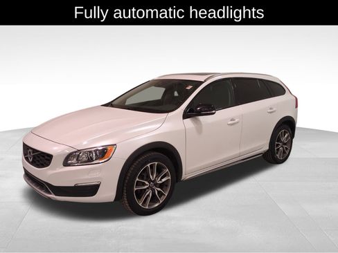 Used 2017 Volvo V60 T5 Cross Country Platinum w/ Climate Package image 9