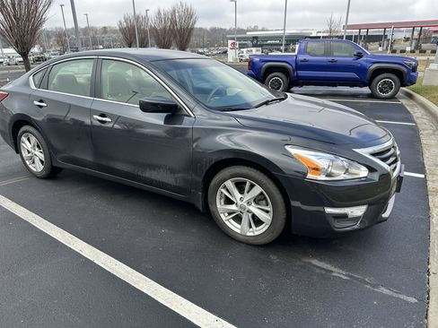 Used 2013 Nissan Altima 2.5 SV image 2