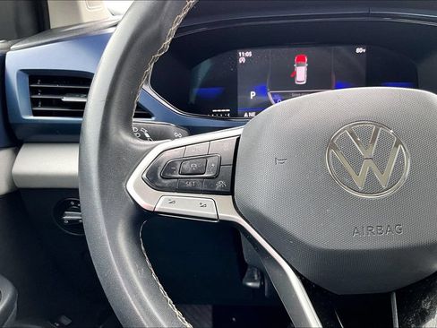 Used 2023 Volkswagen Taos SE w/ Panoramic Sunroof Package FWD image 18