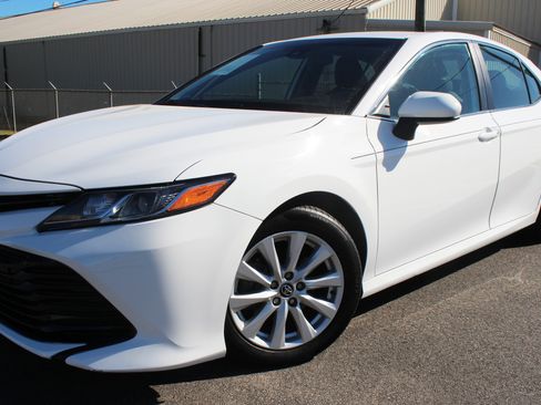 Used 2020 Toyota Camry LE image 11