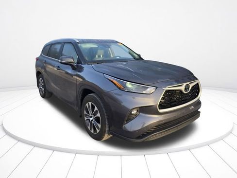 Used 2024 Toyota Highlander XLE FWD image 2