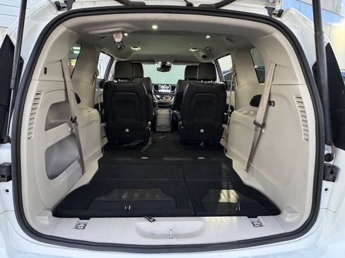 Used 2024 Chrysler Pacifica Touring-L image 24
