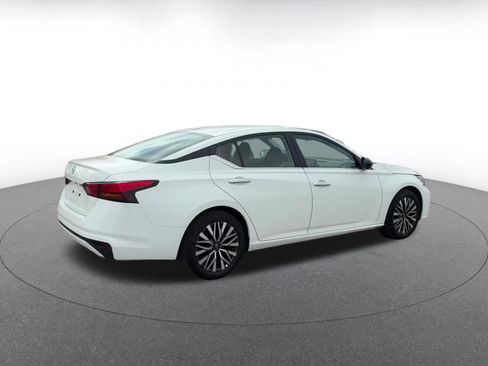 Used 2025 Nissan Altima 2.5 SV FWD image 12