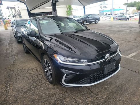 Used 2025 Volkswagen Jetta SE FWD image 2