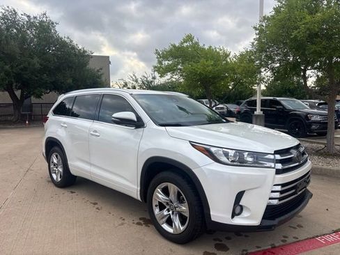 Used 2017 Toyota Highlander Limited FWD image 3