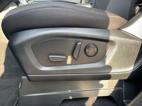Used 2023 Ford Explorer XLT AWD/4WD image 14