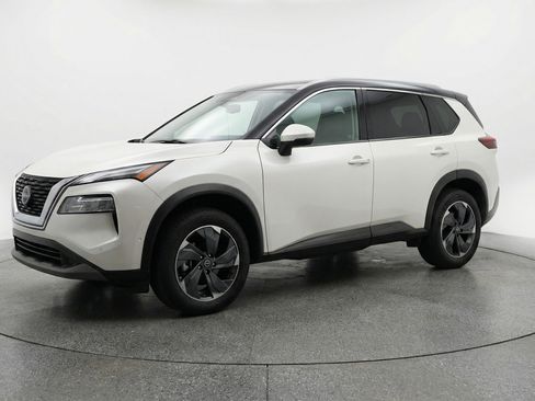 Used 2025 Nissan Rogue SV image 3