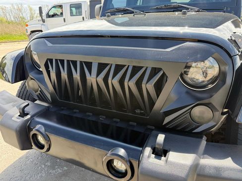 Used 2013 Jeep Wrangler Unlimited Sahara w/ Dual Top Group AWD/4WD image 35