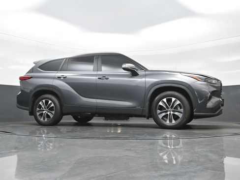 Used 2023 Toyota Highlander XLE AWD/4WD image 34