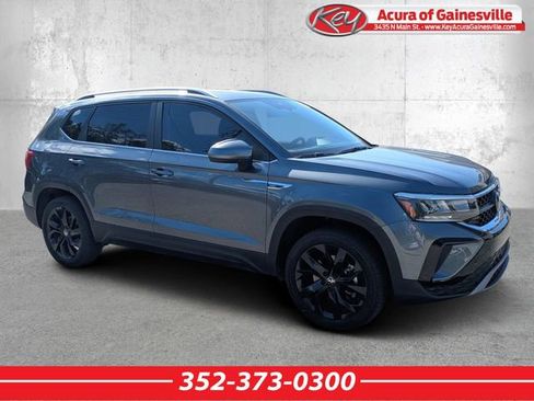 Used 2023 Volkswagen Taos SE w/ Panoramic Sunroof Package image 1