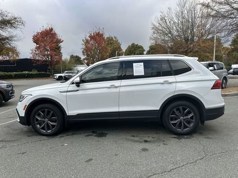 Certified 2022 Volkswagen Tiguan SE image 2