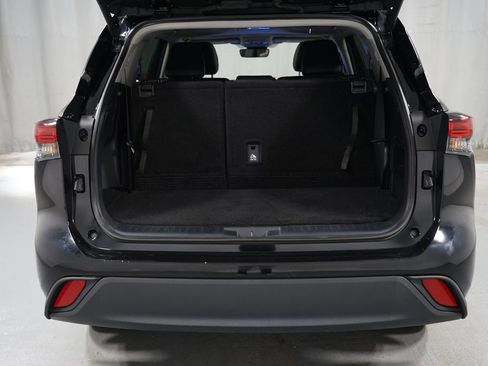 Certified 2024 Toyota Highlander XLE AWD/4WD image 37