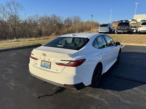 Used 2025 Toyota Camry SE image 3