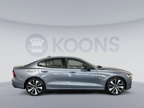 Used 2022 Volvo S60 B5 Momentum w/ Advanced Package image 8