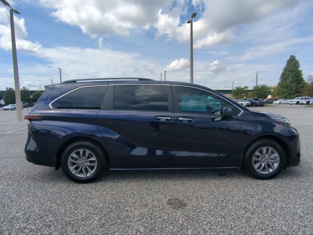 Certified 2025 Toyota Sienna XLE FWD image 3