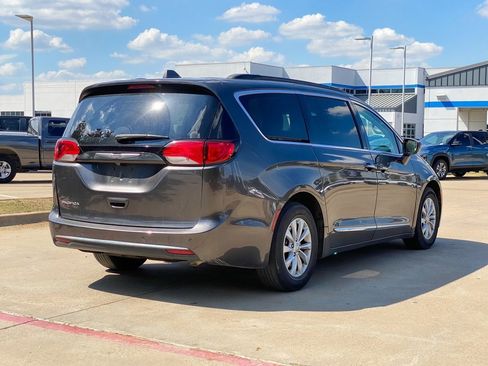 Used 2017 Chrysler Pacifica Touring-L image 2