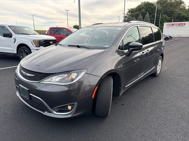 Used 2020 Chrysler Pacifica Touring-L FWD image 2