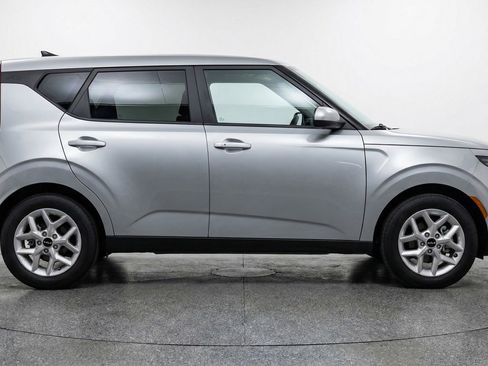 Used 2025 Kia Soul LX w/ LX Technology Package FWD image 11