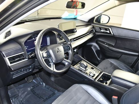 Used 2025 Mitsubishi Outlander SE AWD/4WD image 2