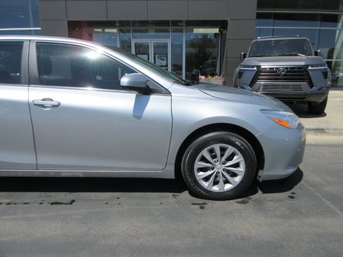 Used 2017 Toyota Camry LE FWD image 13