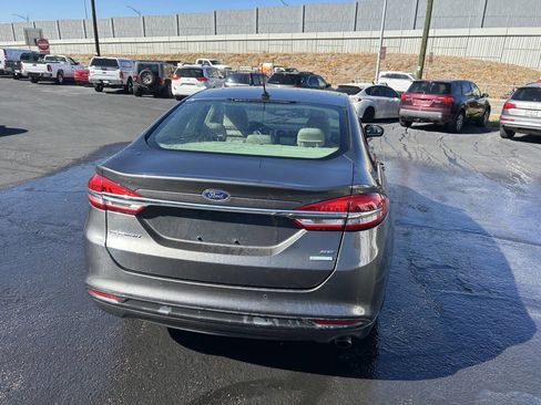 Used 2017 Ford Fusion SE w/ Fusion SE Technology Package image 12