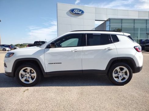 Used 2024 Jeep Compass Latitude AWD/4WD image 2