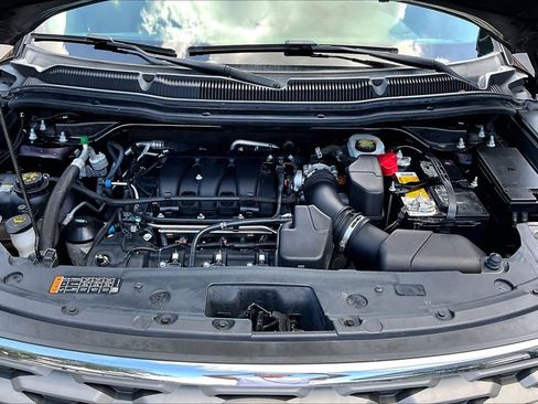 Used 2018 Ford Explorer XLT w/ Equipment Group 201A AWD/4WD image 32