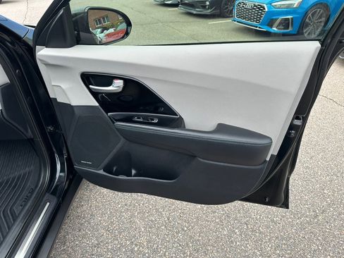 Used 2018 Kia Niro Touring FWD image 10