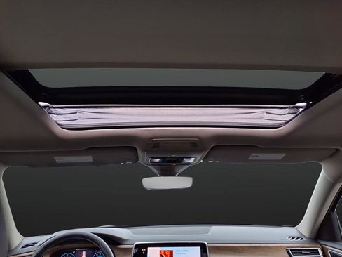 Used 2024 Volkswagen Atlas SE w/ Panoramic Sunroof Package image 39