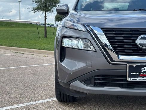 Used 2023 Nissan Rogue SV FWD image 4