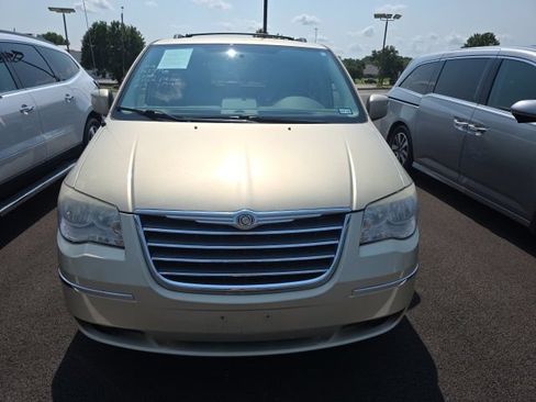 Used 2010 Chrysler Town & Country Touring FWD image 6