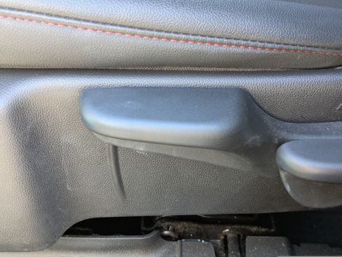 Used 2025 Chevrolet Trax RS w/ Sunroof Package image 12