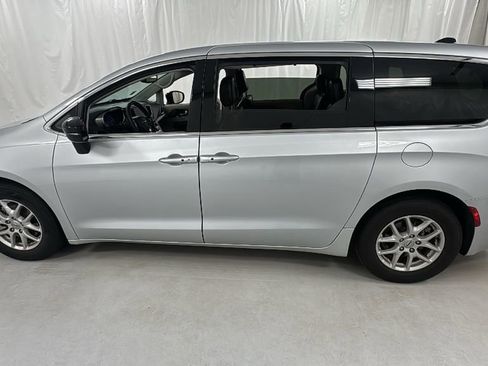 Used 2024 Chrysler Pacifica Touring-L image 6